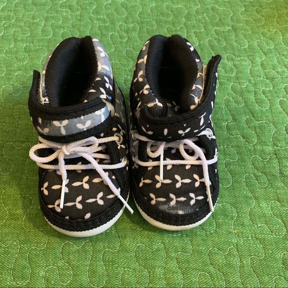 Baby squeaky shoes! Lace up soft sneakers noisy